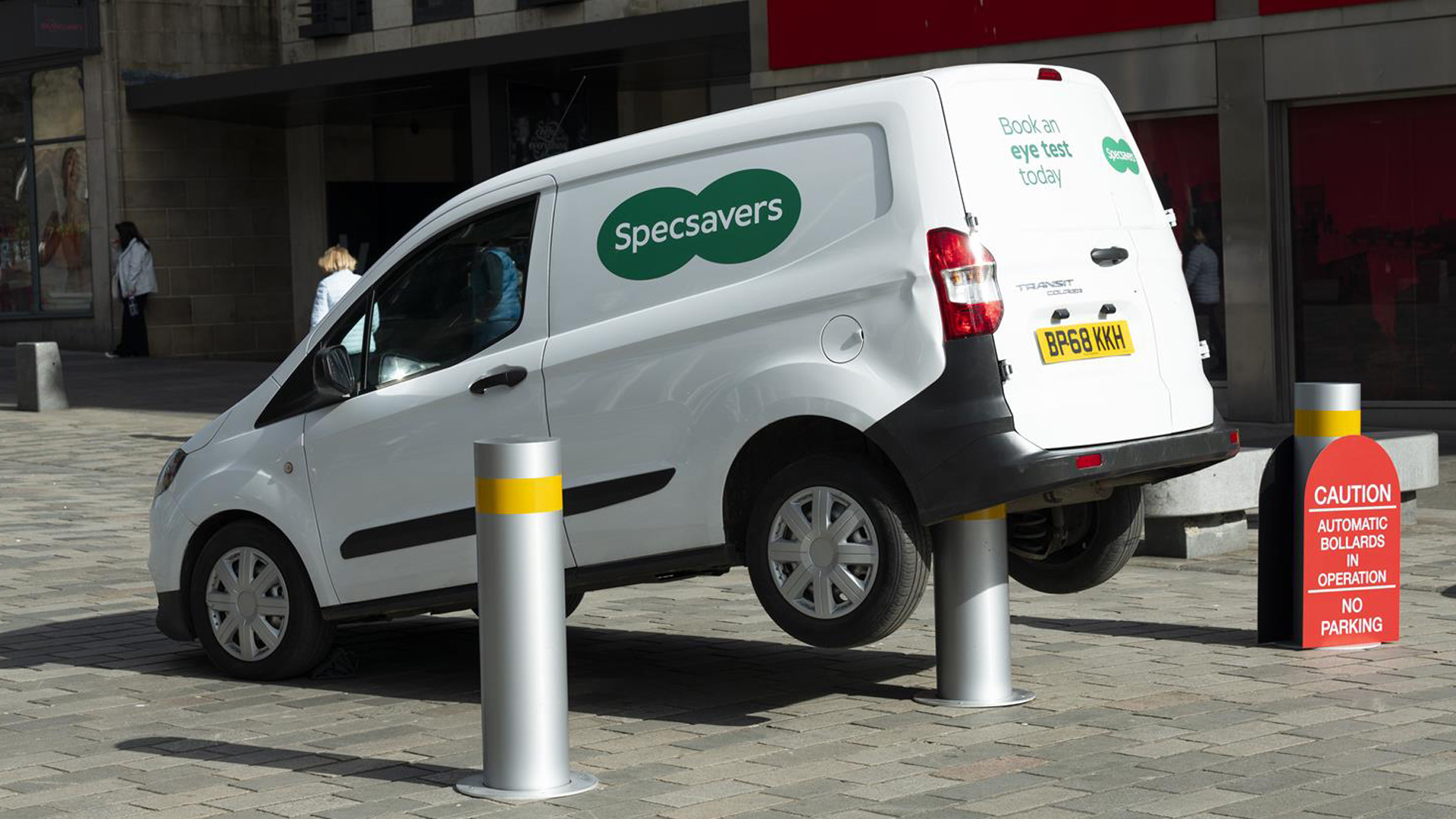 A great example of unusual experiential marketing for Specsavers